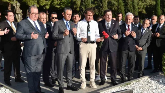 Özel, Şehitler Abidesinde Atatürk Anıtına çelenk bıraktı
