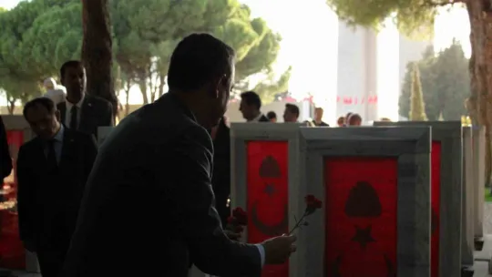 Özel, Şehitler Abidesinde Atatürk Anıtına çelenk bıraktı