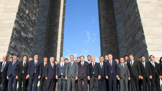 Özel, Şehitler Abidesinde Atatürk Anıtına çelenk bıraktı