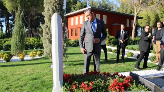 Özel, Şehitler Abidesinde Atatürk Anıtına çelenk bıraktı