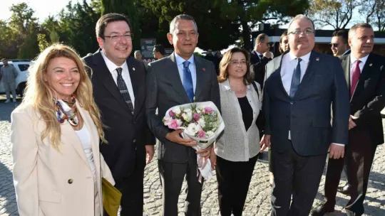 Özel, Şehitler Abidesinde Atatürk Anıtına çelenk bıraktı