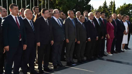 Özel, Şehitler Abidesinde Atatürk Anıtına çelenk bıraktı