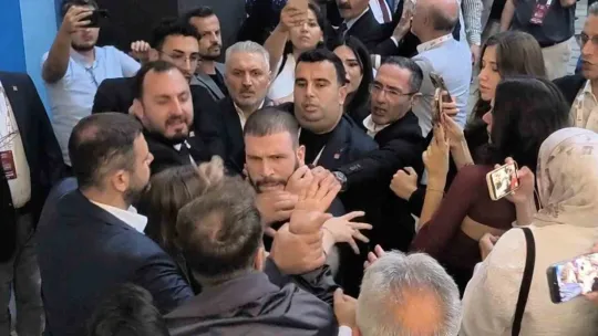 CHP kongresinde tekme ve tokatlar havada uçuştu