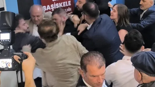 CHP kongresinde tekme ve tokatlar havada uçuştu