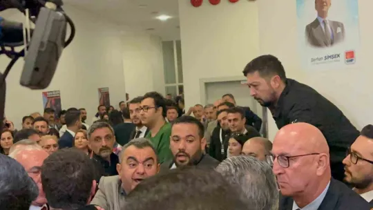CHP Kurultayında partililer arasında gergin anlar!