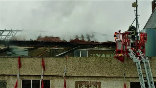 CHP teşkilatının bulunduğu binanın çatısı alev alev yandı!