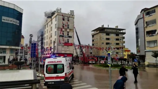 CHP teşkilatının bulunduğu binanın çatısı alev alev yandı!