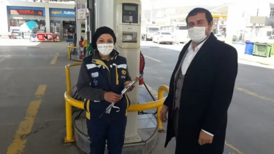 Çiçek dağıtırken yöneticisiyle karşılaştı