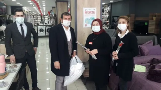 Çiçek dağıtırken yöneticisiyle karşılaştı