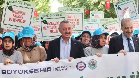 Çiftçilerin korteji renkli görüntülere sahne oldu