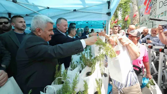 Çiftçilerin korteji renkli görüntülere sahne oldu