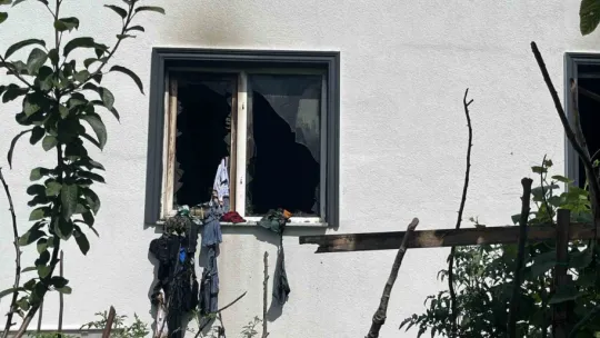 Çıkan yangında ev kullanılamaz hale geldi