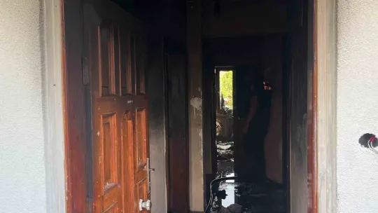 Çıkan yangında ev kullanılamaz hale geldi