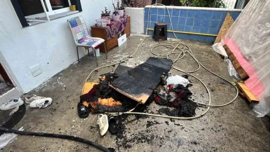 Çıkan yangında ev kullanılamaz hale geldi