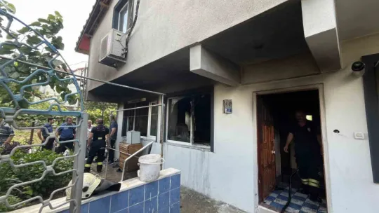 Çıkan yangında ev kullanılamaz hale geldi