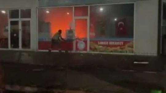 Sakarya'da yangında marketi küle dönmekten böyle kurtardılar