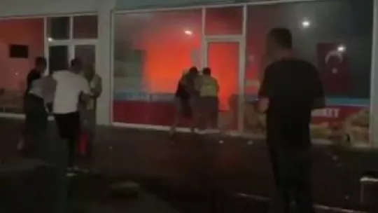 Sakarya'da yangında marketi küle dönmekten böyle kurtardılar
