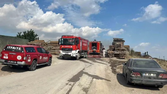 Çıkan yangında paletler kül oldu, minibüs ise demir yığınına döndü