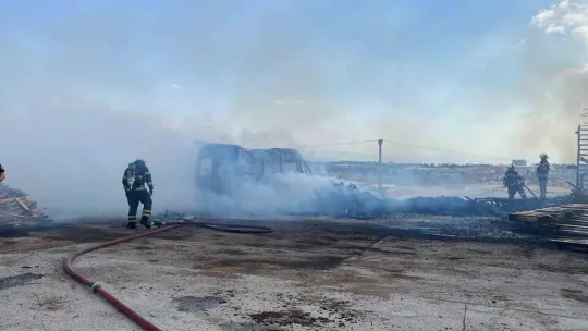 Çıkan yangında paletler kül oldu, minibüs ise demir yığınına döndü