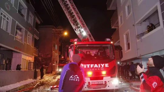 Çıkan yangını daire camlarına kar topu atarak haber verdi