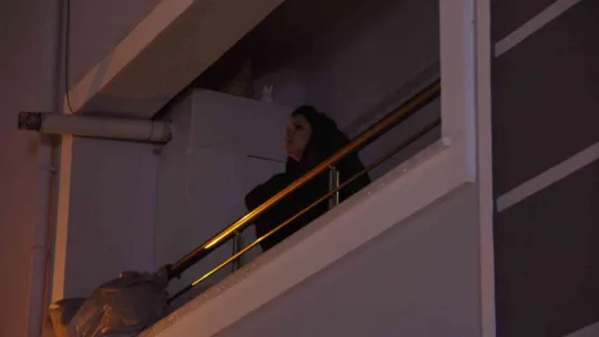 Çıkan yangını daire camlarına kar topu atarak haber verdi