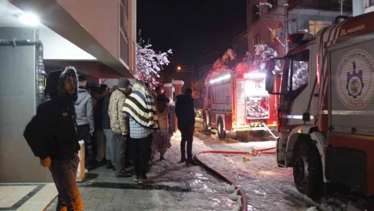 Çıkan yangını daire camlarına kar topu atarak haber verdi