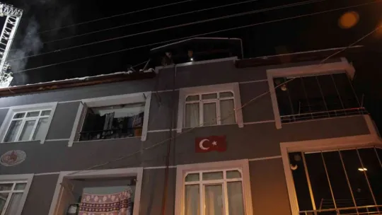 Çıkan yangını daire camlarına kar topu atarak haber verdi