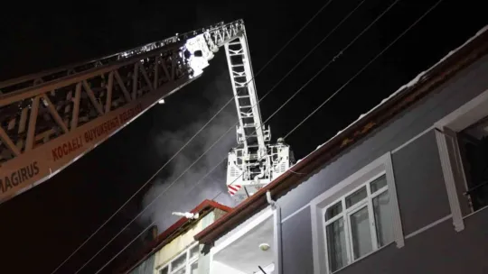 Çıkan yangını daire camlarına kar topu atarak haber verdi