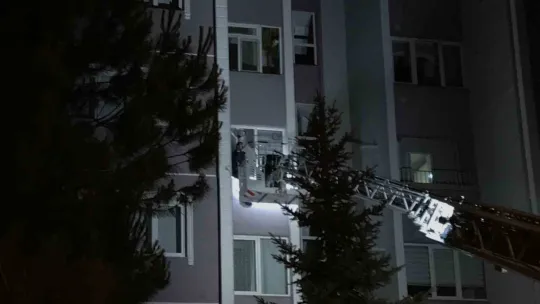 Pencereden girerek kapıyı açtılar