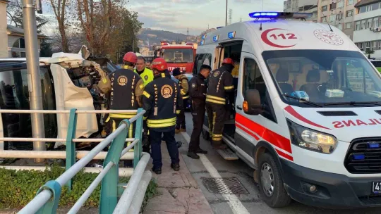 Cip ile çarpışan hafif ticari araç takla attı: Yaralılar var