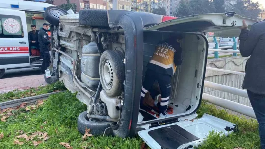 Cip ile çarpışan hafif ticari araç takla attı: Yaralılar var