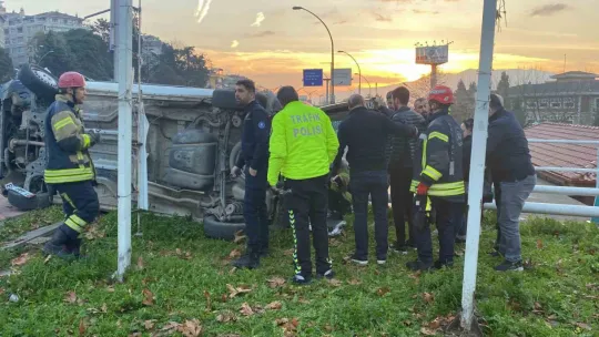 Cip ile çarpışan hafif ticari araç takla attı: Yaralılar var