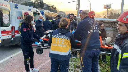 Cip ile çarpışan hafif ticari araç takla attı: Yaralılar var