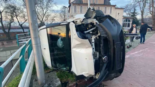 Cip ile çarpışan hafif ticari araç takla attı: Yaralılar var