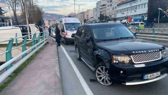 Cip ile çarpışan hafif ticari araç takla attı: Yaralılar var