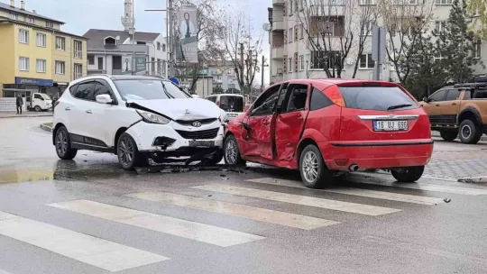 Cip ile otomobil çarpıştı: 1'i çocuk 2 kişi yaralandı