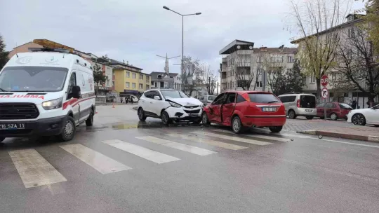 Cip ile otomobil çarpıştı: 1'i çocuk 2 kişi yaralandı