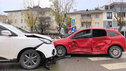 Cip ile otomobil çarpıştı: 1'i çocuk 2 kişi yaralandı