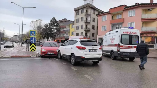 Cip ile otomobil çarpıştı: 1'i çocuk 2 kişi yaralandı