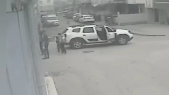 Cip yola fırlayan çocuğun üzerinden geçti: Kaza anı kamerada