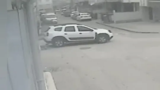 Cip yola fırlayan çocuğun üzerinden geçti: Kaza anı kamerada