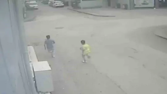 Cip yola fırlayan çocuğun üzerinden geçti: Kaza anı kamerada
