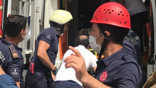 Çıplak bir şekilde balkona koşup kendini boşluğa bıraktı!