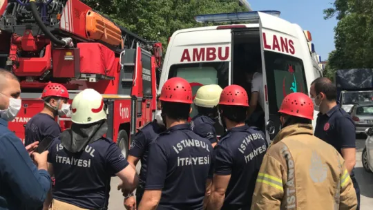 Çıplak bir şekilde balkona koşup kendini boşluğa bıraktı!