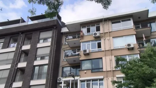 Çıplak bir şekilde balkona koşup kendini boşluğa bıraktı!