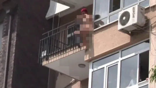 Çıplak bir şekilde balkona koşup kendini boşluğa bıraktı!