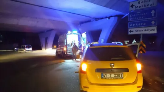 Çocuğunu hastaneye götürürken kaza yaptı