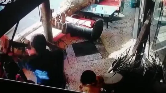 Çocuğunun gözü önünde eşini darp etti