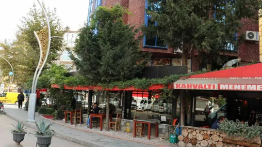 Çocuğunun gözü önünde eşini darp etti