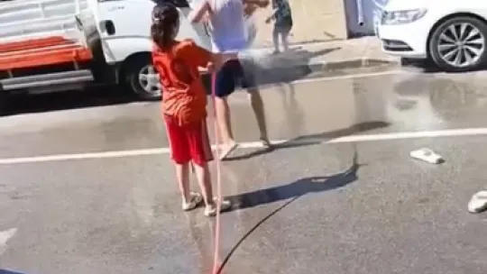 Çocuklar akaryakıt istasyonundaki köpükle serinledi